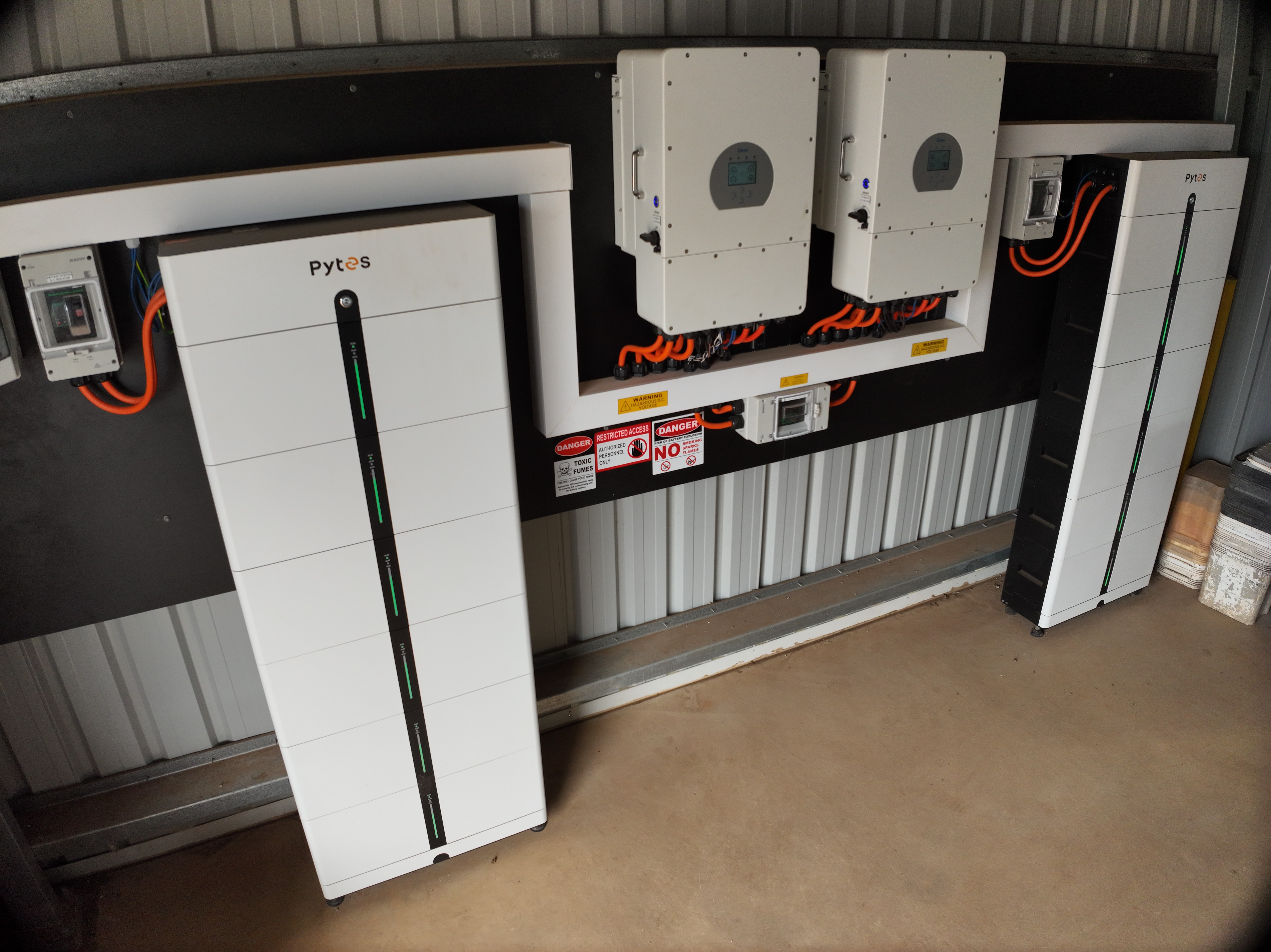 Deye inverter bank with Pytes storage